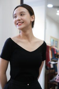 Áo thun đen cổ tim tay ngắn