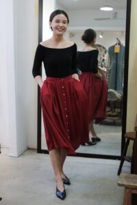 Áo thun đen bẹt vai