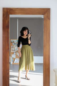 Áo thun đen cổ tim tay lỡ